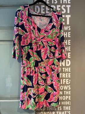 Lily Pulitzer casual short dress. Navy Floral V-Neck Women's Dress.